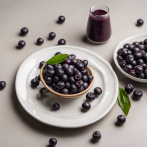 Açai-Beeren auf einem Teller, mit Açai-Beeren-Saft im Glas